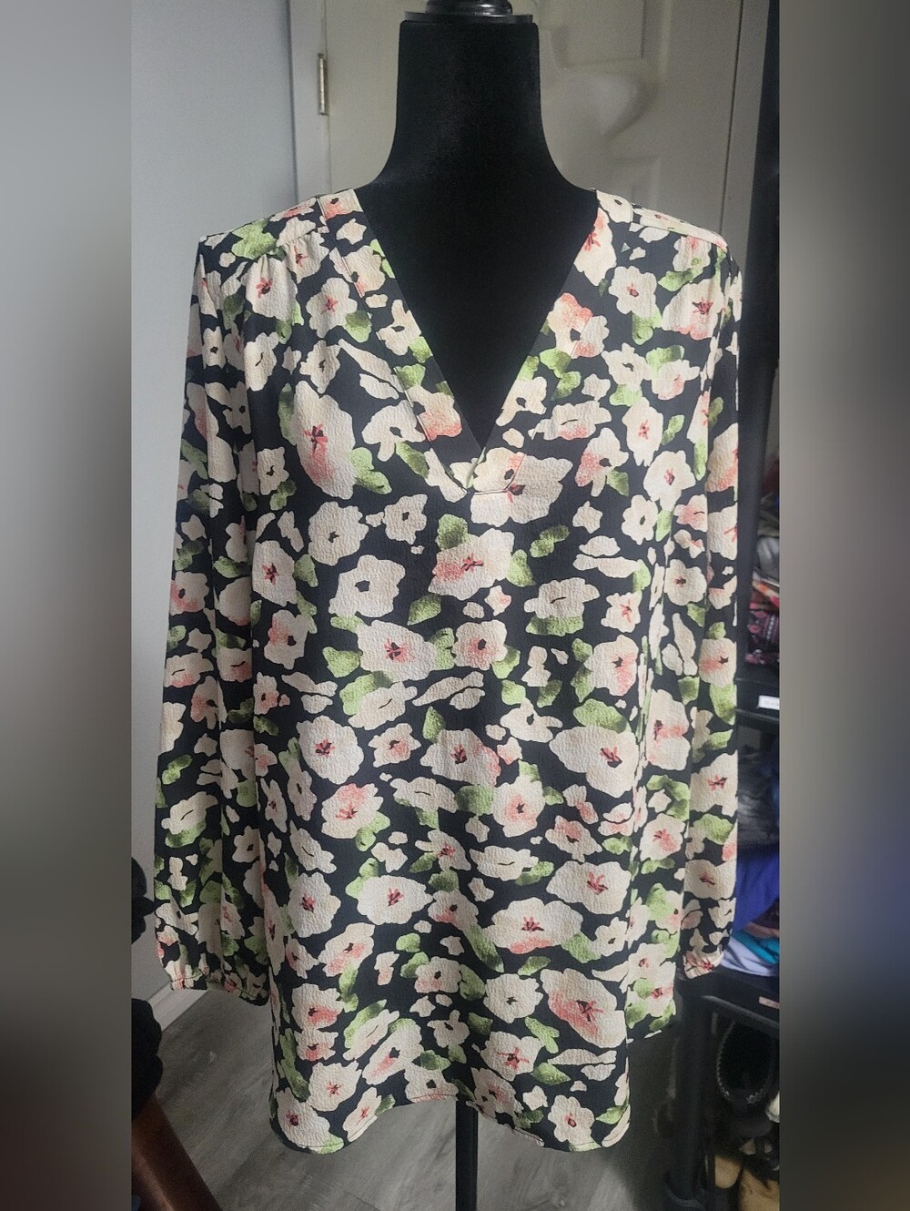 Penningtons Size X Floral0 Long Sleeve V-neck  Blouse